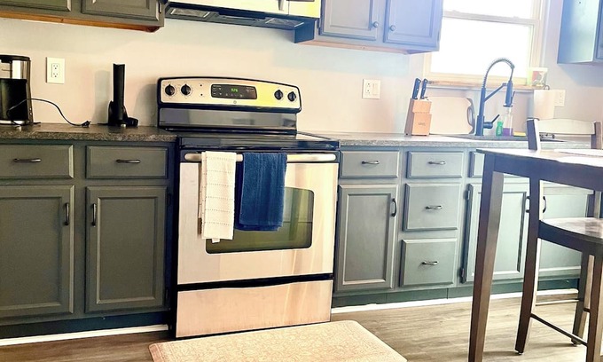 Olathe House | Pet-Friendly 3-Bedroom Retreat with King Bed Awaits You