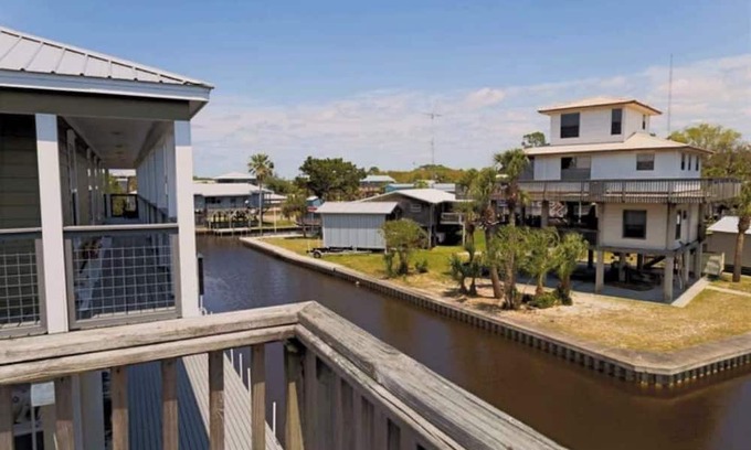 Horseshoe Beach House | Discover The Hidden Treasure: Family-Friendly Retreat