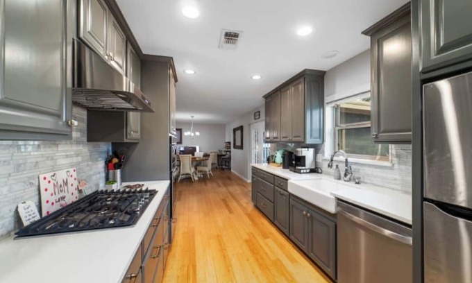 Coleman House | Hilltop Retreat: Guest Rated 10/10 with Spa & Kitchen