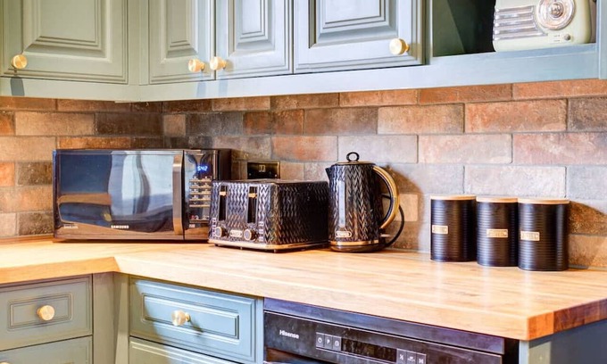 Brentwood House | Comfortable Ensuite Room with 2 Single Beds for Families