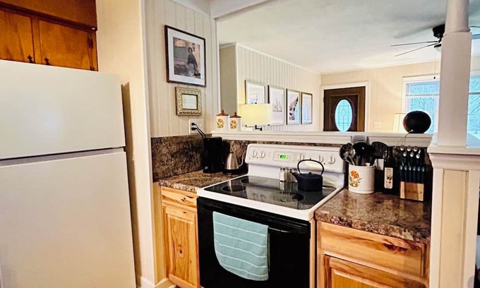 Millers Creek House | Sunshine Cottage: River Access & Pet Friendly Retreat