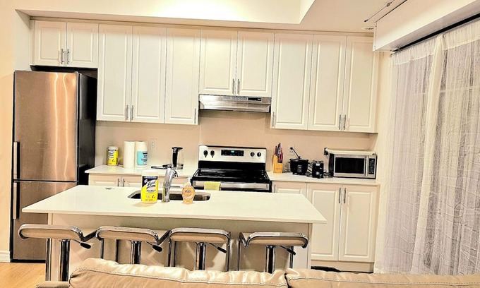 Durham Region House | Convenient Condo-Townhouse Near Highway with Pool Access