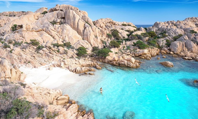 La Maddalena Hotel | Relax in a Poolside Retreat at La Maddalena Hotel