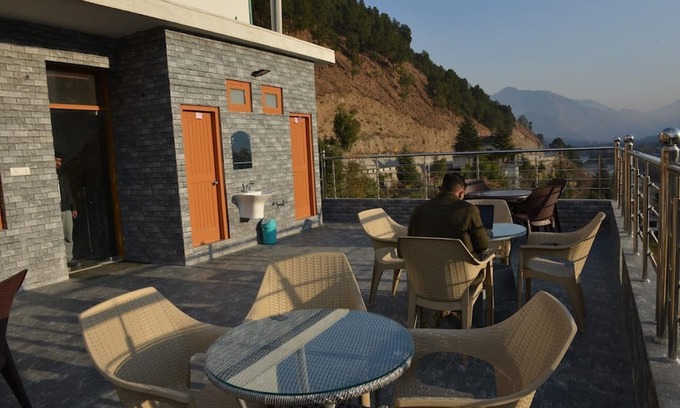 Mohal Hotel | Inviting Tulip Flowing River View in Bhuntar