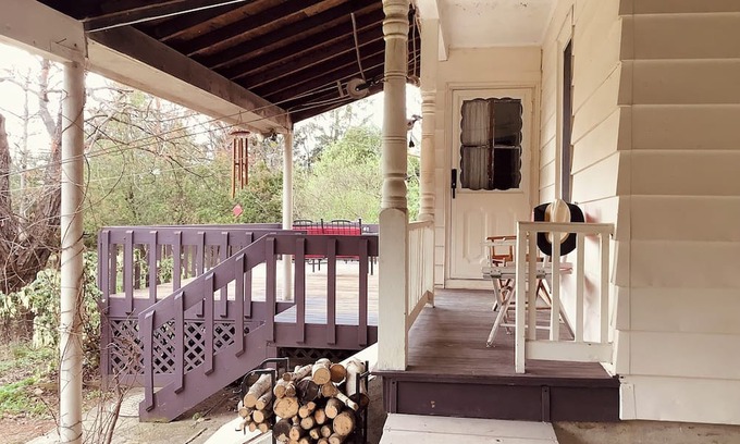 Germantown House | Bohemian Glow: Cozy Retreat with Wildlife & Spa Amenities