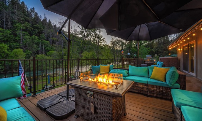 Douglas City House | Retro River Retreat: A 10/10 Family-Friendly Getaway