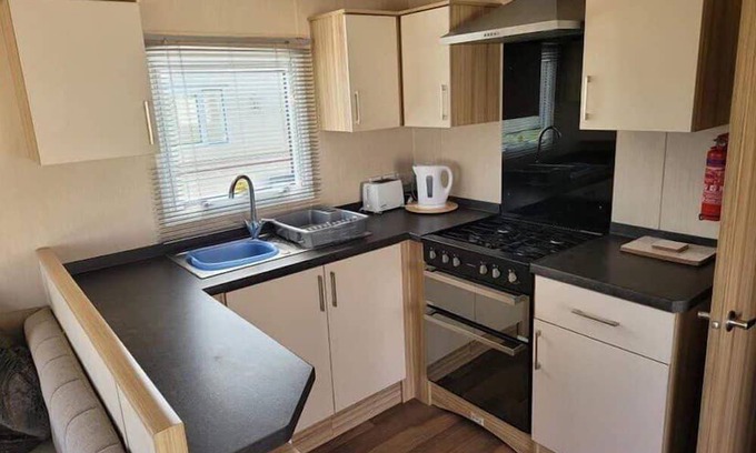 Tunstall Ski Chalet | Cozy 3-Bed Caravan in Tunstall, Hull - Pet Friendly Stay