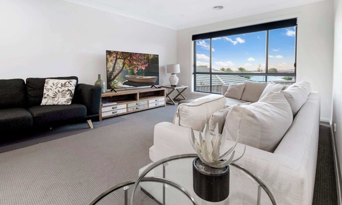 Bourkelands House | Guest Rated 10/10: Burrundulla - Modern Retreat with Firepit
