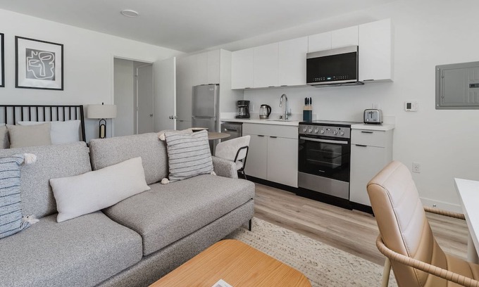 Jack London District Apartment | Convenient Oakland Studio with Pool & Kitchen near Dining