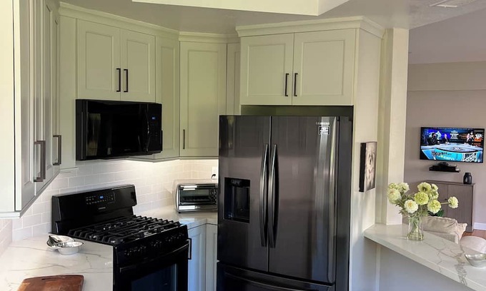 Lake Forest Condo | Cozy Condo in Gated Community with Pool & Breakfast