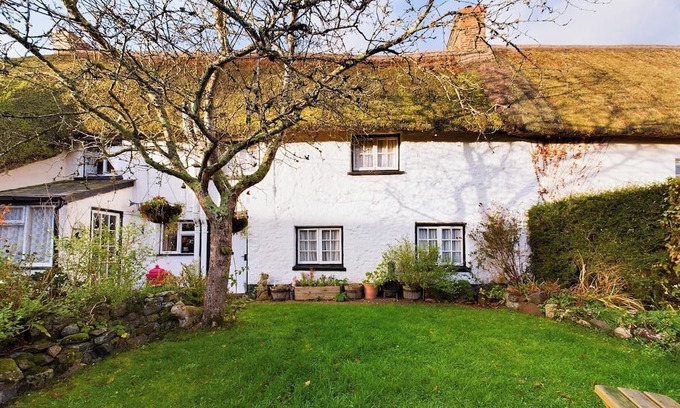 East Portlemouth House | Cozy Snowdrop Cottage Near Dartmoor with Free Parking