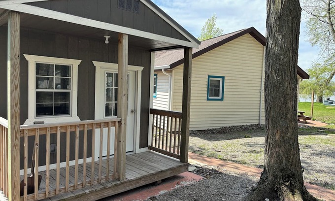 Fremont Cottage | Scenic Lake Front Cottage Near Beautiful Park Setting