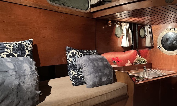 Nieuw-West Boat Rental | Inviting Getaway: Experience Unique Aboard 'Sunny'