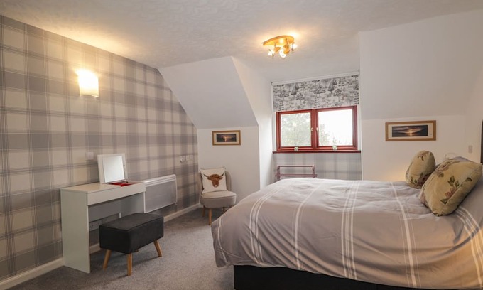 Scaniport Cottage | Romantic Purlie Lodge Apartment with Garden in Inverness