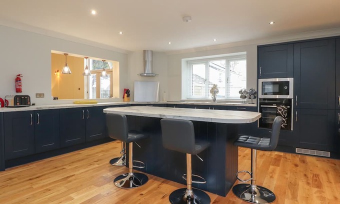 Knott End-on-Sea Cottage | Inviting Barn Conversion with Hot Tub in Family-Friendly Stalmine