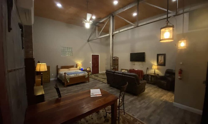 McComb Apartment | Art Deco Corporate Retreat with Spa and Hot Tub Access
