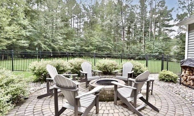 Rotterdam Junction House | Colonial Retreat with Firepit and Bar Near Saratoga Springs