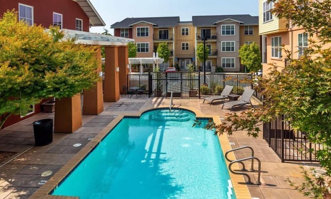 Santa Rosa Condo | Stylish 2BR Condo with Pool at The Meadows Fountaingrove