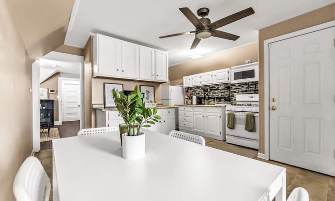 East End Apartment | Cozy Apartment Steps from Yale Hospital & Bridgeport
