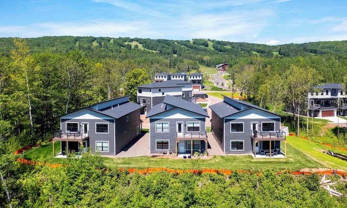 Duluth House | Pet-Friendly RiverWest Lakeview: Ideal 2 BR Near Spirit Mtn