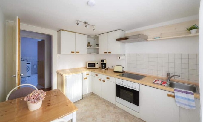 Lippstadt Apartment | Cozy Apartment 'Wohnung Am Kurpark' with Ocean View & Wi-Fi