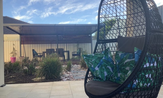 North Lake House | Tranquil Retreat with Scenic Cycling Paths - Guest Rated 10/10