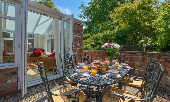 Huggate Cottage | Delightful holiday home in pretty village high in the stunning Yorkshire Wolds