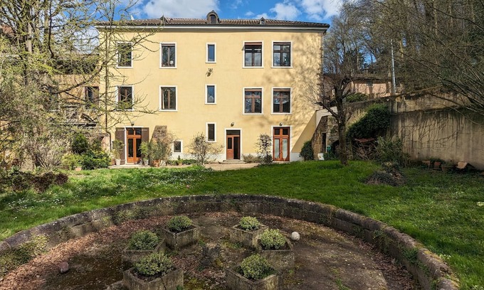 Fontaines-sur-Saone Apartment | Family-Friendly Apartment in Fontaines Saint-Martin