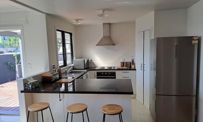 Richmond House | Spacious 3-Bedroom House in Central Richmond, Sleeps 7