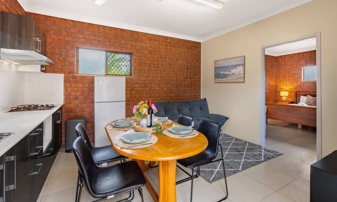 Robertson House | Cozy 1 Bedroom Unit for 3 near Mall and Public Transit