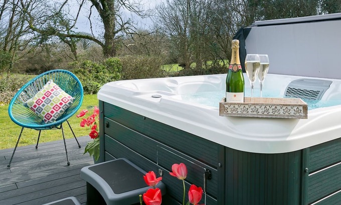 Marianglas Cottage | Gamdda Fawr: Relax in a Hot Tub for 8 Guests