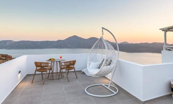 Milos Apartment | Cozy 'Betty Maisonette' with Sea View and Wi-Fi