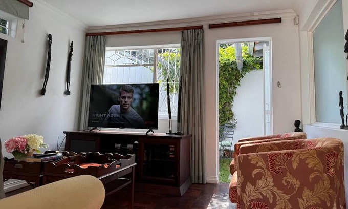 Greater Johannesburg Metropolitan Area Cottage | Charming Flatlet in Bryanston with Wi-Fi & Netflix Access
