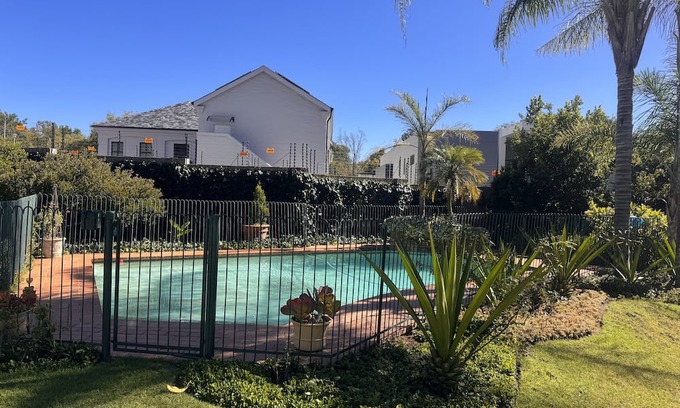 Greater Johannesburg Metropolitan Area Cottage | Cozy Getaway in Bryanston: Wi-Fi, Netflix & Pool Access