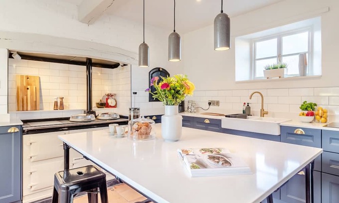 Methwold Cottage | Spacious 5 Bedroom Stay in Methwold with Breakfast Included