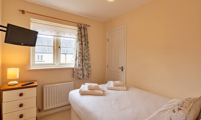 Tetbury Apartment | Top-Rated Getaway at Hardie Close with Family-Friendly Amenities