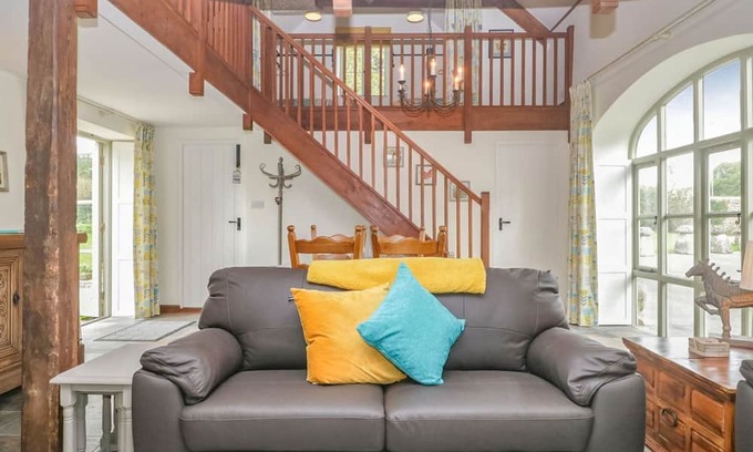 Shepton Mallet Cottage | Inviting 2 Bedroom Retreat in Pilton with Spa & Hot Tub