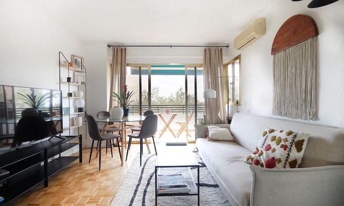La Guineueta Apartment | Spacious Three-Bedroom Apartment in Nou Barris, Barcelona