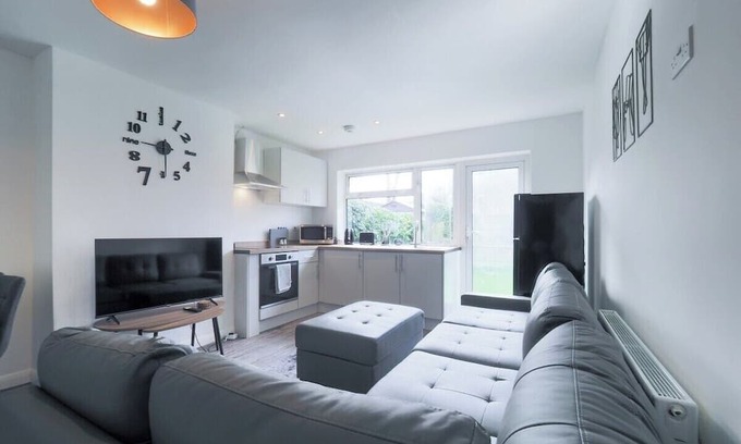 Woking House | Cozy 3-Bed Bungalow with Spa and Hot Tub in Guildford