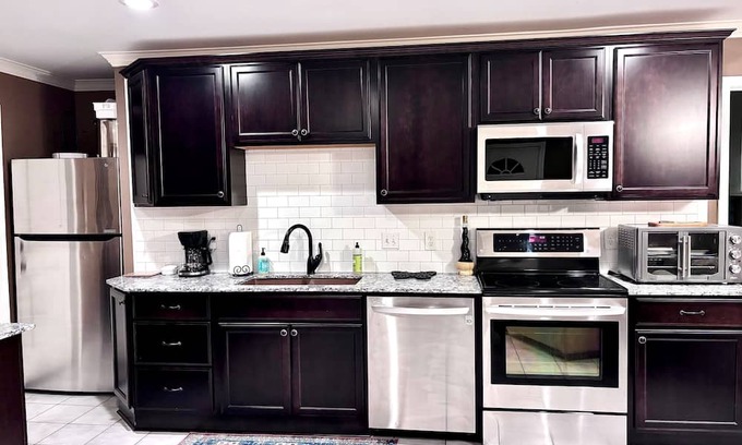 Milton House | Cozy Sunflower Suite Guesthouse with Private Patio Escape