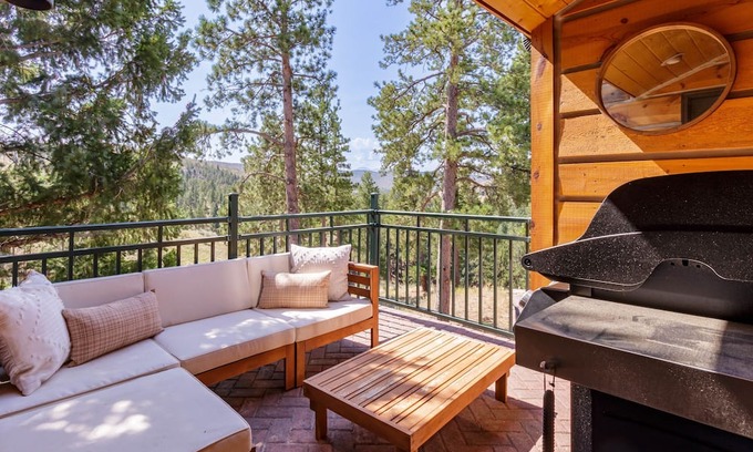 Woodland Park Apartment | Pikes Peak Ranch - Owl's Perch Cabin