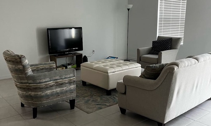 Lakeland House | Modern 5-Bedroom House Near Legoland & Family Amenities