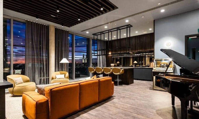 Tachbrook Apartment | Inviting 2-Bed Apartment with Pool, Gym & Ocean Views