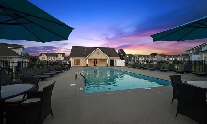 Clarksville House | Ideal Townhome with Pool Access & Game Room for Families