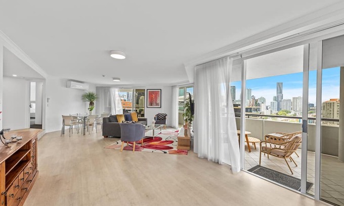 Kangaroo Point Apartment | Elegant 3-Bed Retreat with Balcony, Pool & Spa Access
