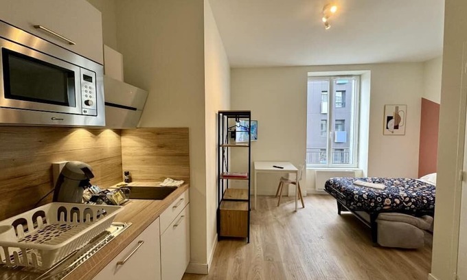 Sablon - Trudaine Apartment | Inviting Studio Bd Lafayette with Kitchen & Breakfast Included