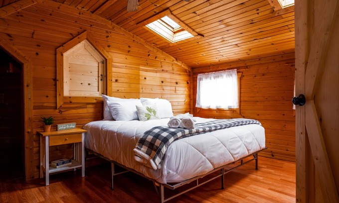 Como House | Crimson Cottage: 3BR Retreat Steps from Lake Como