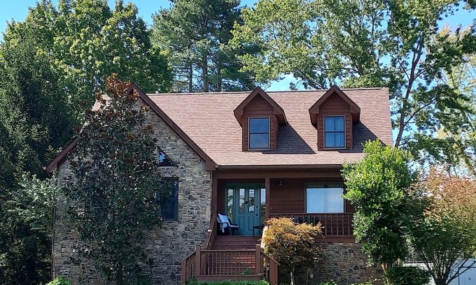 Spring City House | Relaxing Lake Front Getaway with Scenic Views & Kitchen