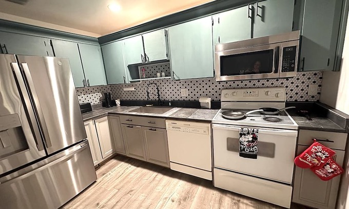 Indian Wells House | Ideal Family Retreat Near All Parks with Hot Tub & Spa