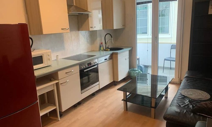 Huttrop Apartment | Comfortable 70sqm Apartment with Balcony in Huttrop